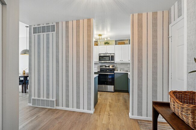 Building Photo - Sunny 2-Bed, 2-Bath Condo in Boulder’s Kin...