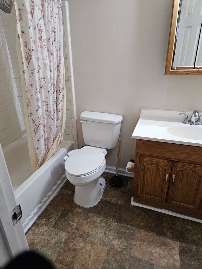 Building Photo - 100 Oak Rd