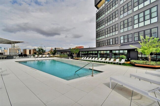 Building Photo - 800 Embassy Dr