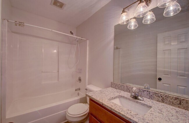 Building Photo - Beautiful 3 Bedroom 2 Bath Home in the Hea...