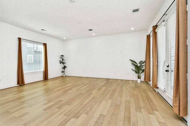 Building Photo - 208 N York St