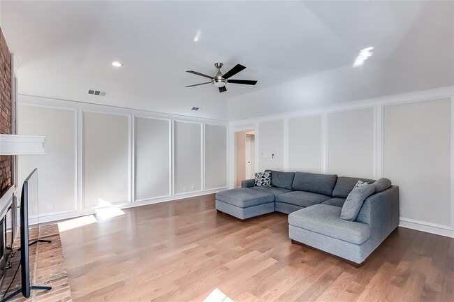 Building Photo - 11209 Deadoak Ln