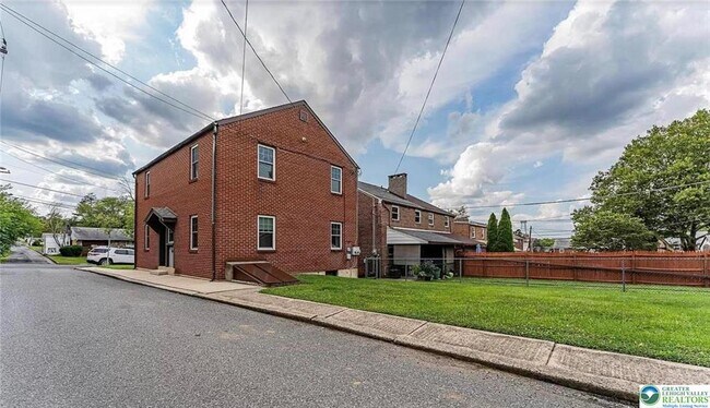 Building Photo - 718 15th Ave