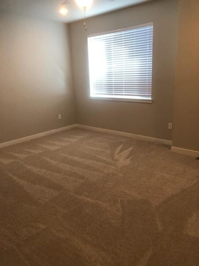 Building Photo - Beautiful 3 Bedroom Home for Rent on Carve...