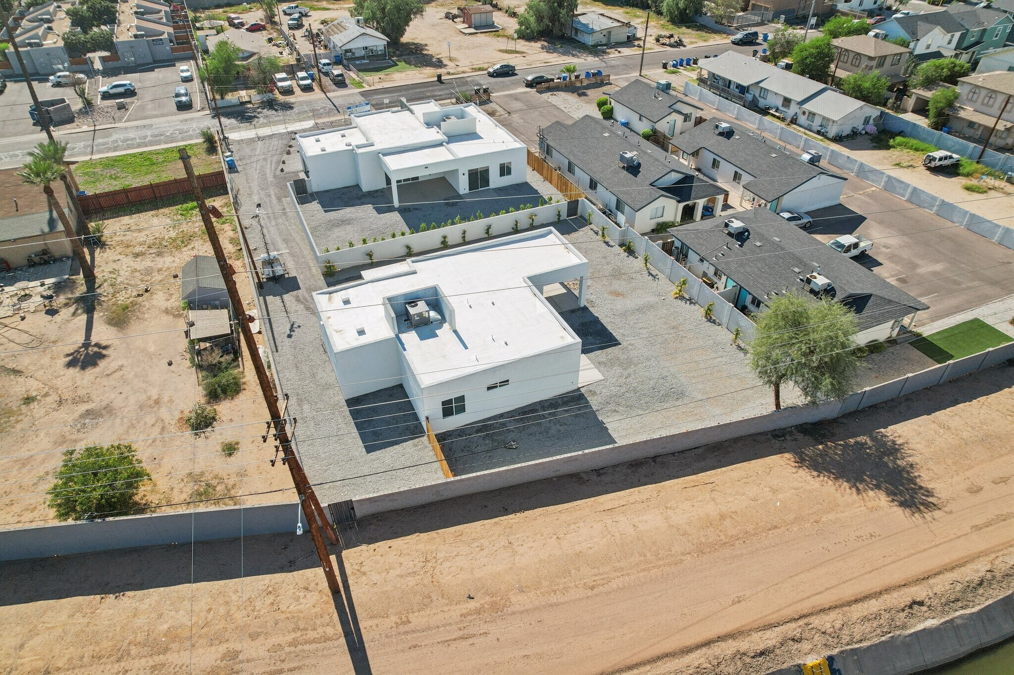 Building Photo - 910 E Roma Ave