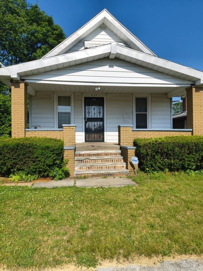 Building Photo - Spacious 3 Bedroom Located Near University...