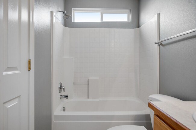 Building Photo - Freshly Updated 3-Bedroom Home for Rent in South Boise