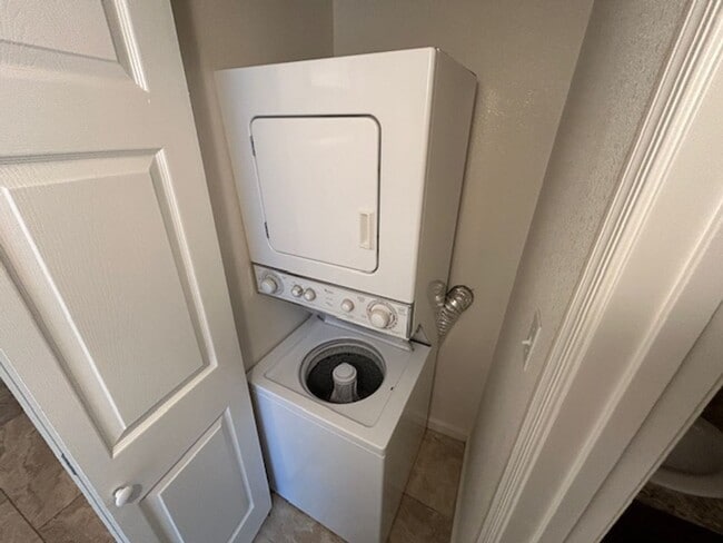 Building Photo - 1634 W Village Way