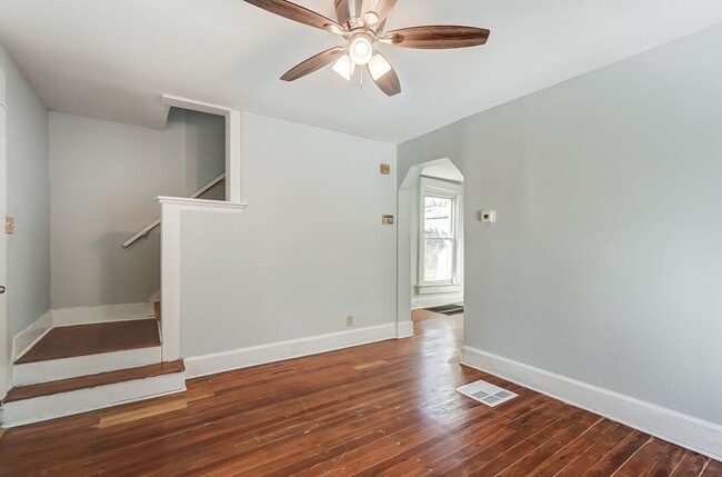 Building Photo - Two Bed, One Bath in Dayton!