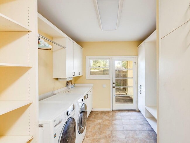 Building Photo - 404 Almarion Dr