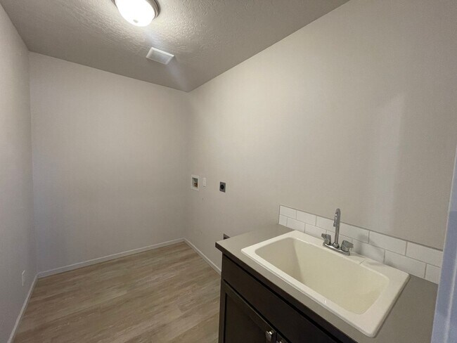 Building Photo - Hayden Rancher