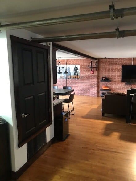 Building Photo - 115 E Tyler St