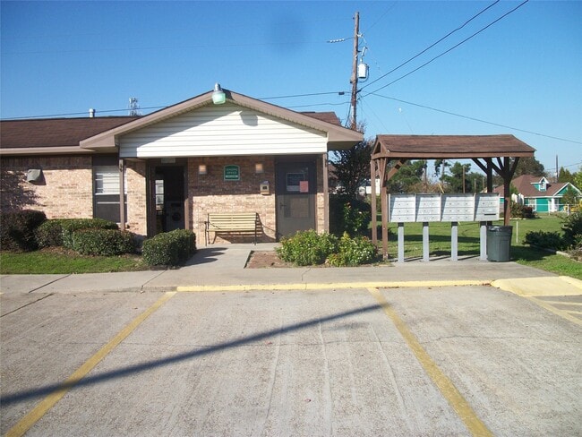 Building Photo - 203 E Watson St