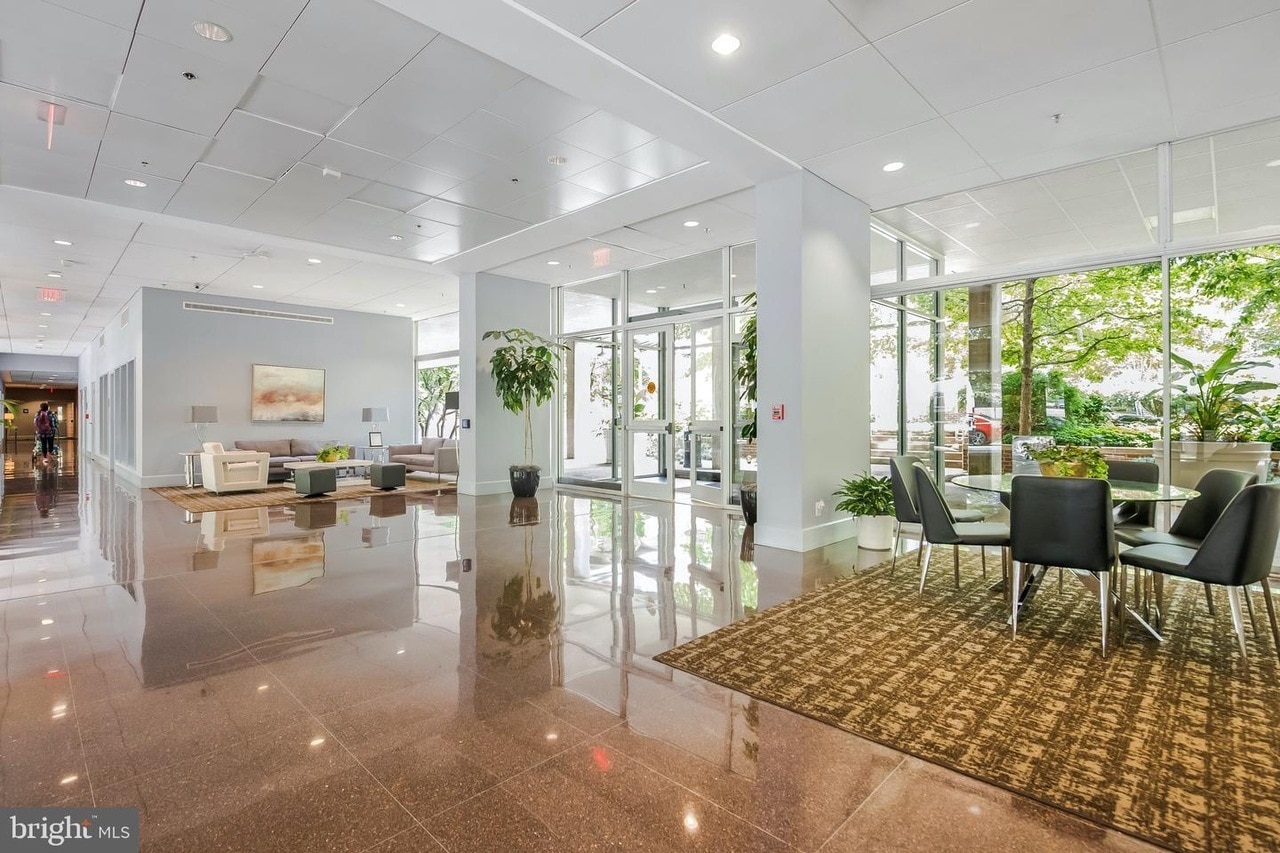 4th St Lobby - 350 G St SW