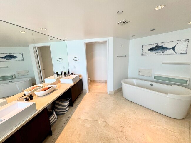 Building Photo - St. Tropez Penthouse