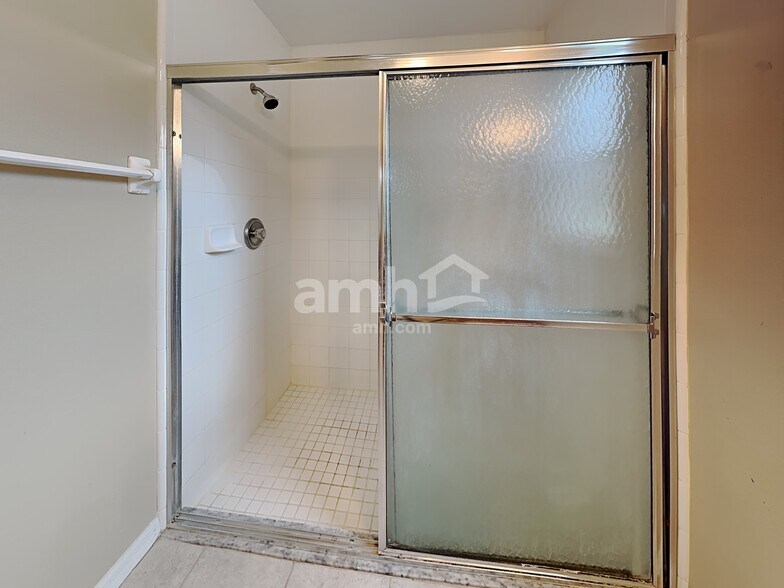 Building Photo - 12131 Woodglen Cir