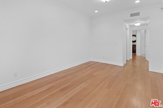 Building Photo - 121 N Almont Dr