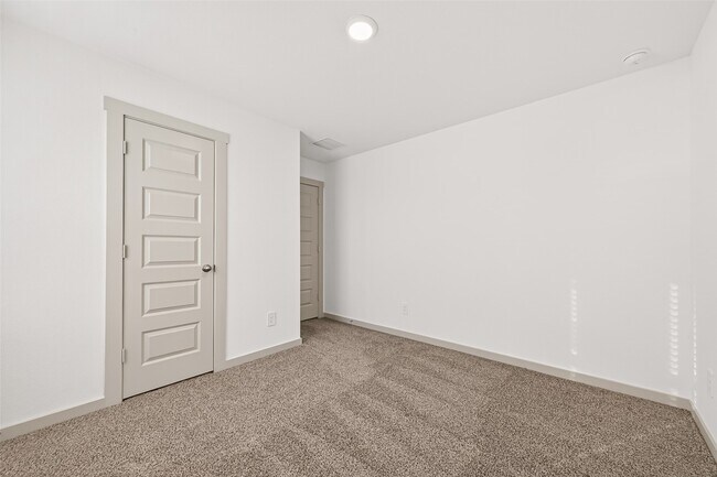 Building Photo - 1107 Lakes Edge Ln