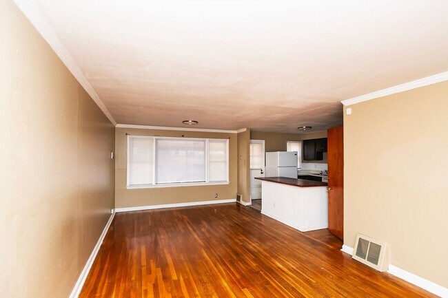 Building Photo - Charming & Spacious Home in Bellefontaine Neighbors – Move-In Ready!