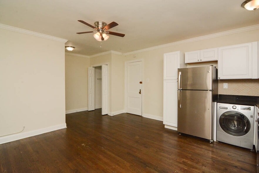 Building Photo - 3345 N Marshfield Ave