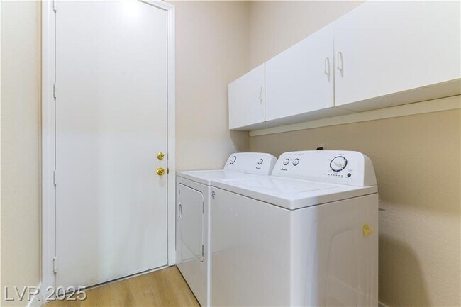 Building Photo - Amazing single story 3-bedroom home with A...