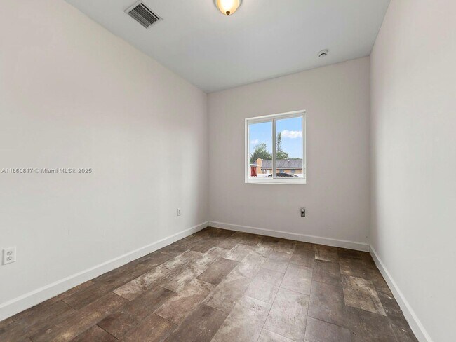 Building Photo - 1514 NW 5th Ave