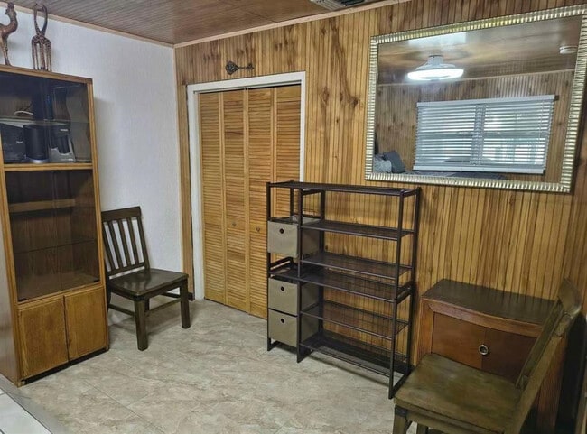 Building Photo - 5741 SW 24th Ave