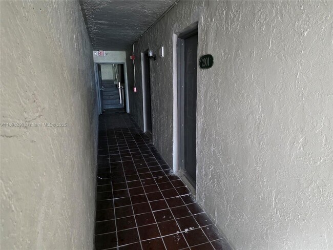 Building Photo - 10000 NW 80th Ct