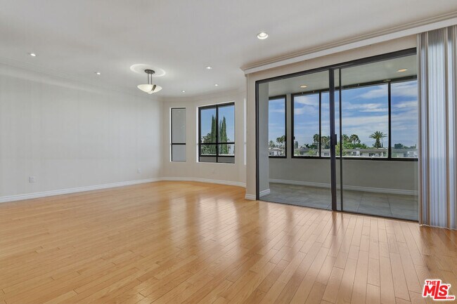 Building Photo - 4443 Ventura Canyon Ave