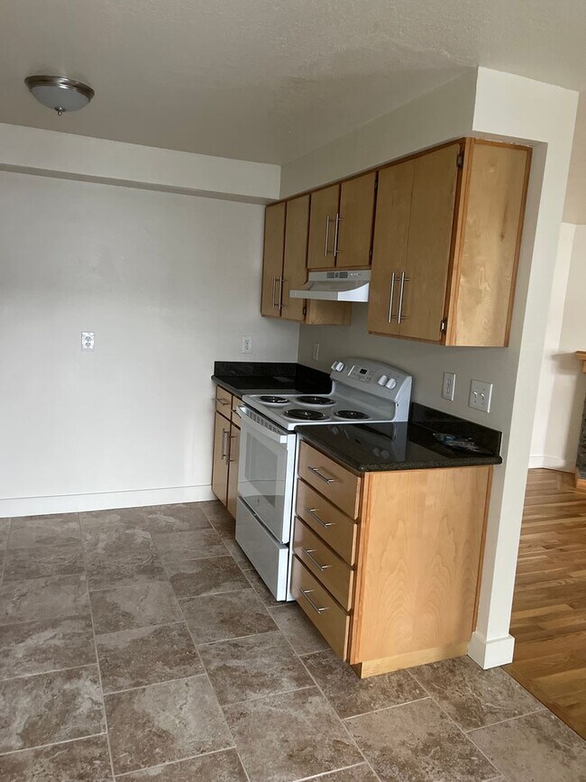 Building Photo - Spacious 2nd floor 2Bd Fireplace Hardwoods...