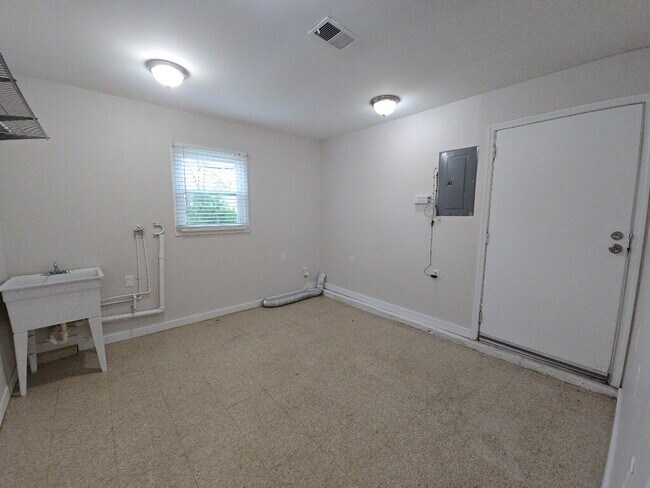 Building Photo - 981 Olympia Dr