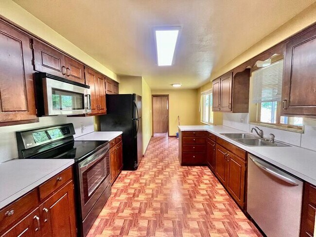 Building Photo - 3 Bedroom - 2 Bath Ranch Home with 2 Car A...