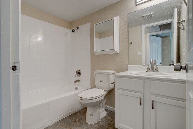 Building Photo - Updated 2 Bedroom, 2 bathroom located in a...