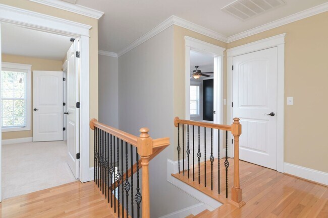 Building Photo - 3 Bedroom 2.5 bath low maintenance living for rent!