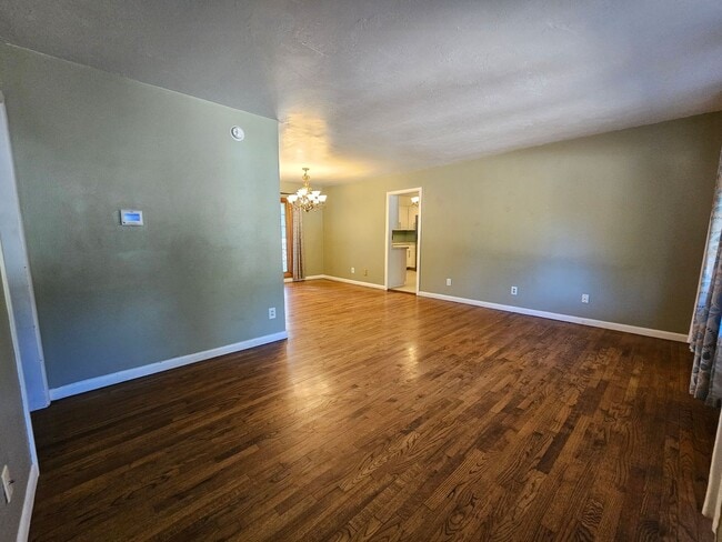 Building Photo - (3) Bed/(2) Bath in Core Norman! Pet Negotiable!