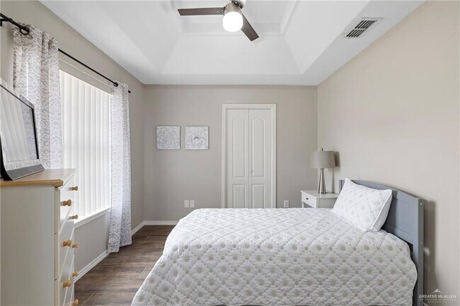 Building Photo - 16 Lake View Dr