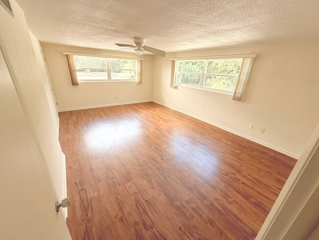 Building Photo - 8915 Silver Lake Dr