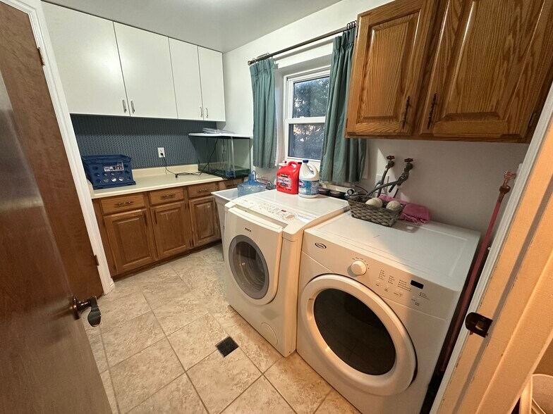 Laundry room - 921 Ashley Cir
