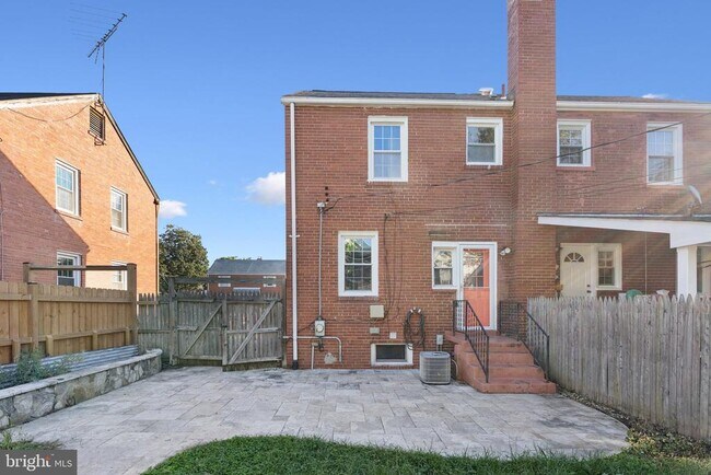 Building Photo - 2718 S Uhle St