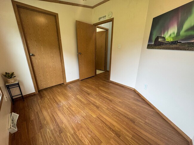 Building Photo - 215 Greenbush Dr