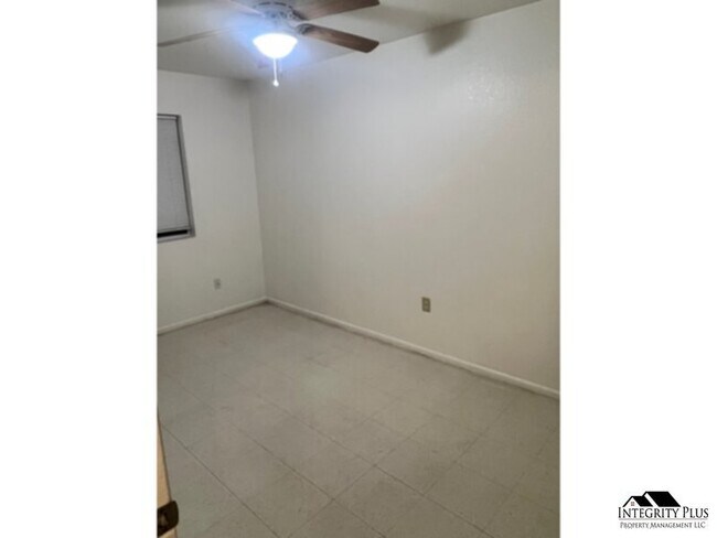 Building Photo - 3 bedroom 2 bath