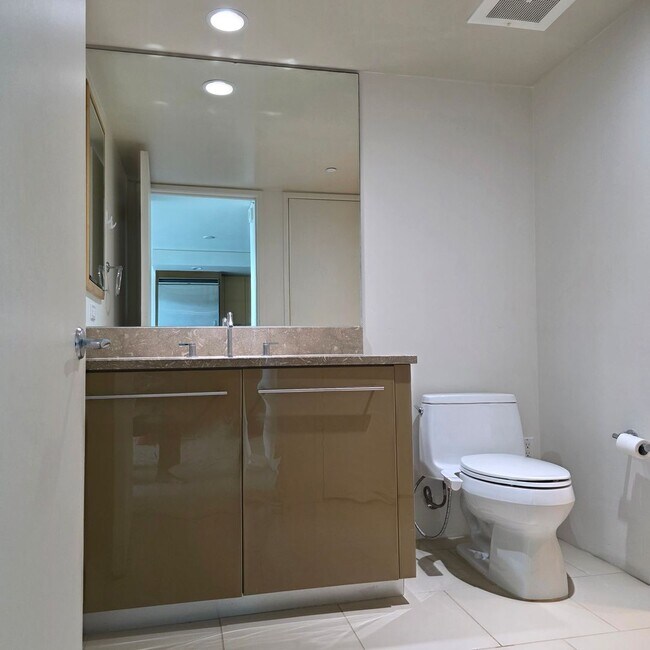 Building Photo - Capital Place One Bedroom Condo