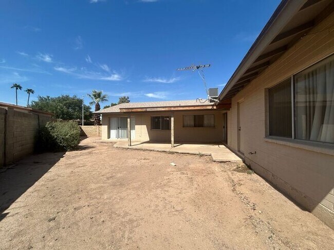 Building Photo - 2141 E Manhatton Dr