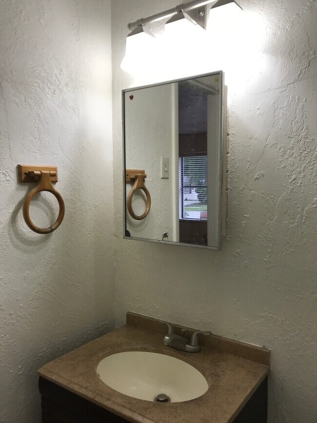 Building Photo - Cute 2 Bedroom 1 Bath with huge Screen Porch