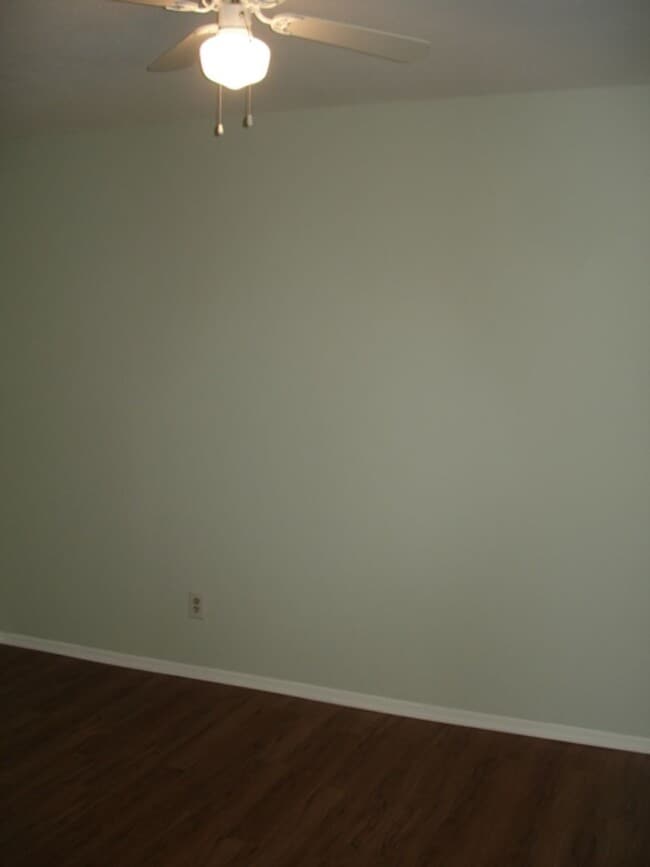 Building Photo - LEASE PENDING! 2 Bedroom Home in Valencia!