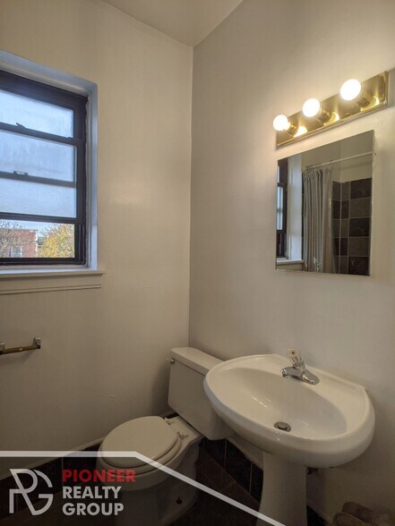 Building Photo - 4857 N Damen Ave