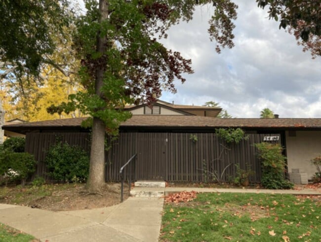 Building Photo - 5488 Roundtree Dr