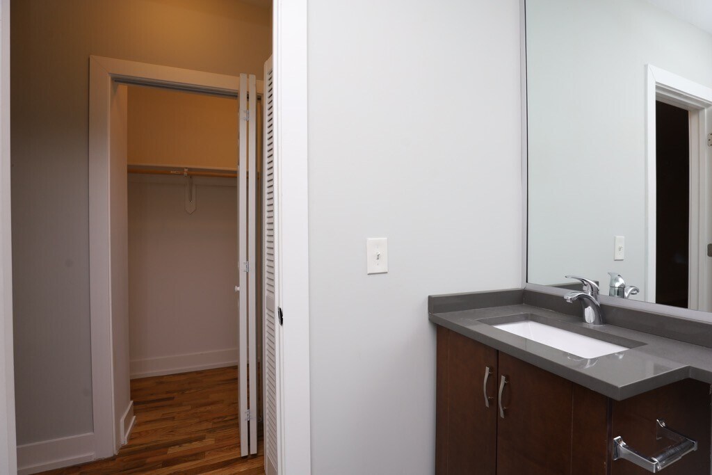 Building Photo - 562 W Arlington Pl