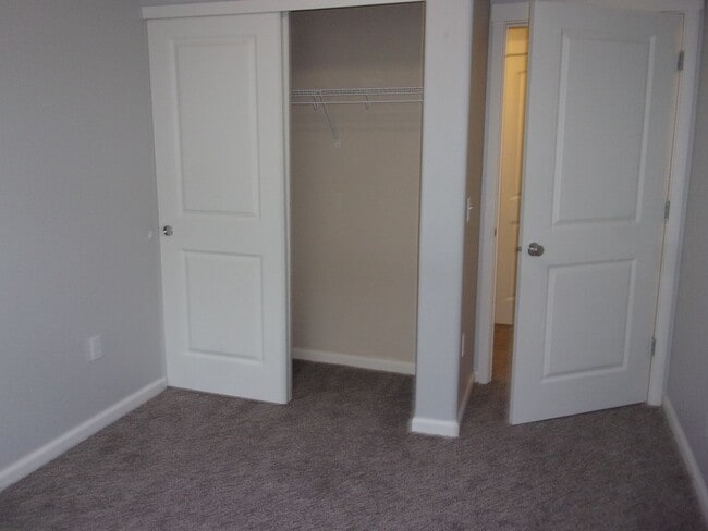 Building Photo - Popular West Oaks Condo