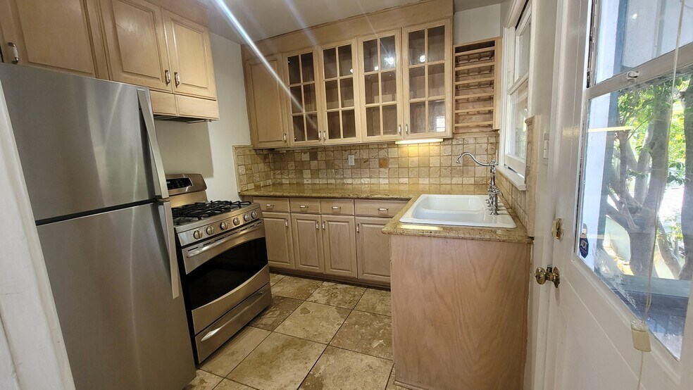 Building Photo - 5025 Cahuenga Blvd